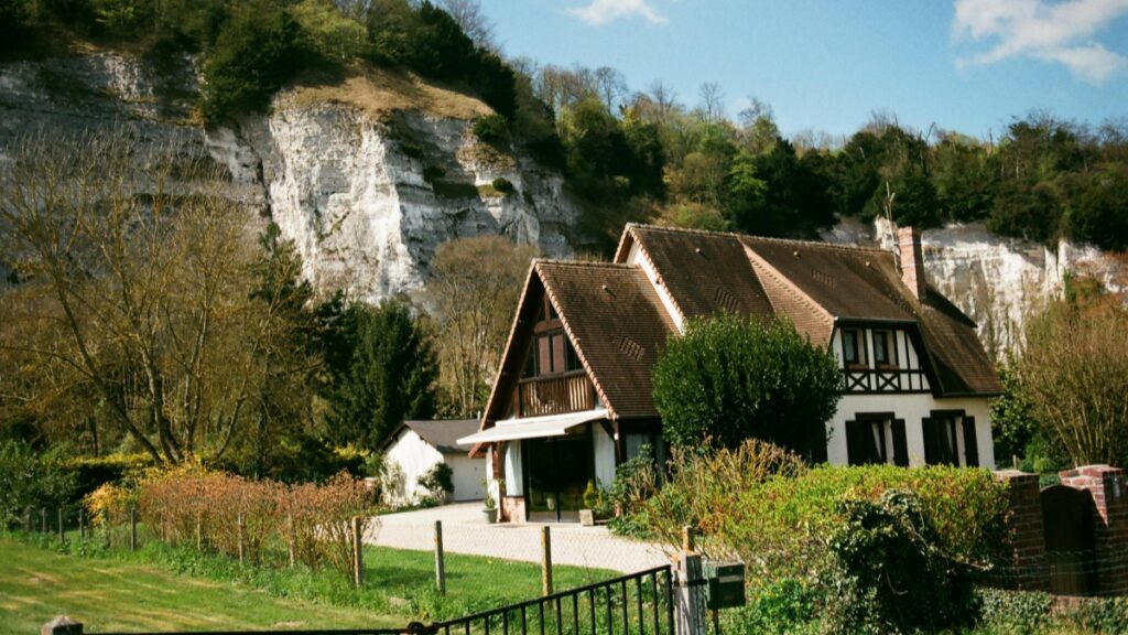 How Côte dIvoire YouTube Bloggers Can Collaborate with Togo Advertisers in 2025