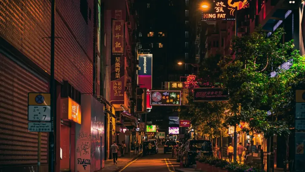 Découvre comment les créateurs ivoiriens partagent leurs trouvailles de marques nigérianes sur Xiaohongshu, boostant leur influence et business.