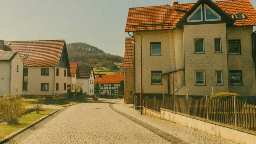 Guide local pour les annonceurs ivoiriens : comment dénicher des créateurs eBay en Lettonie qui font du trafic vers votre landing page.