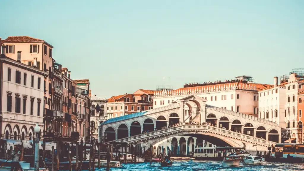 Apprends comment dénicher créateurs Serbia sur Xiaohongshu et booster flash sales grâce au buzz influenceur.