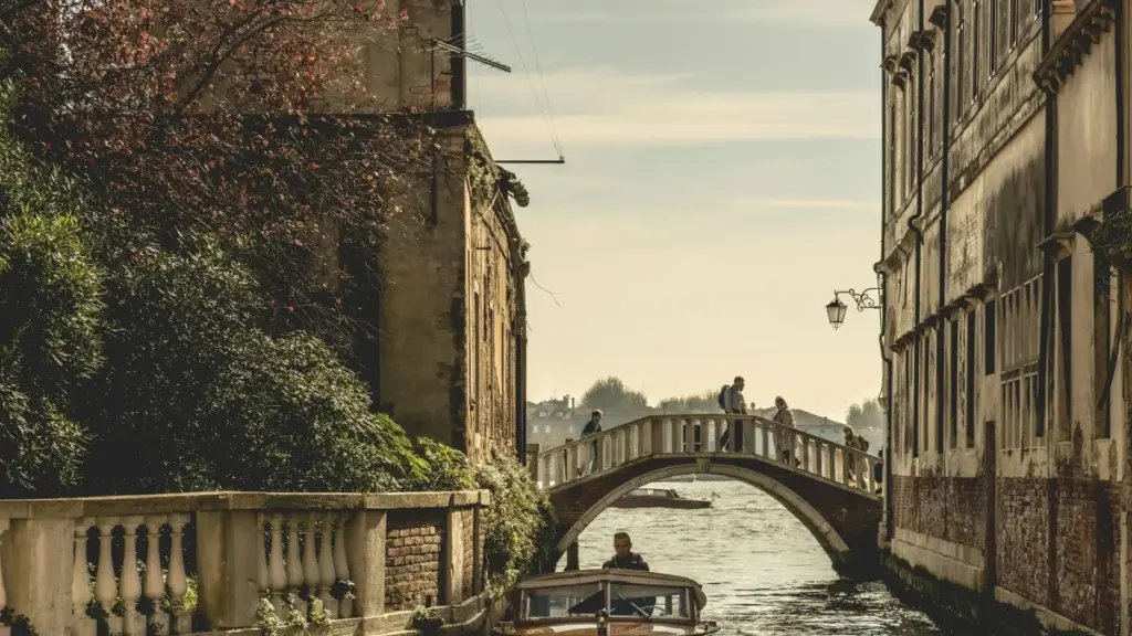 Guide pratique pour créateurs en Côte d'Ivoire visant à connecter avec marques néerlandaises via VKontakte et créer du buzz productif.