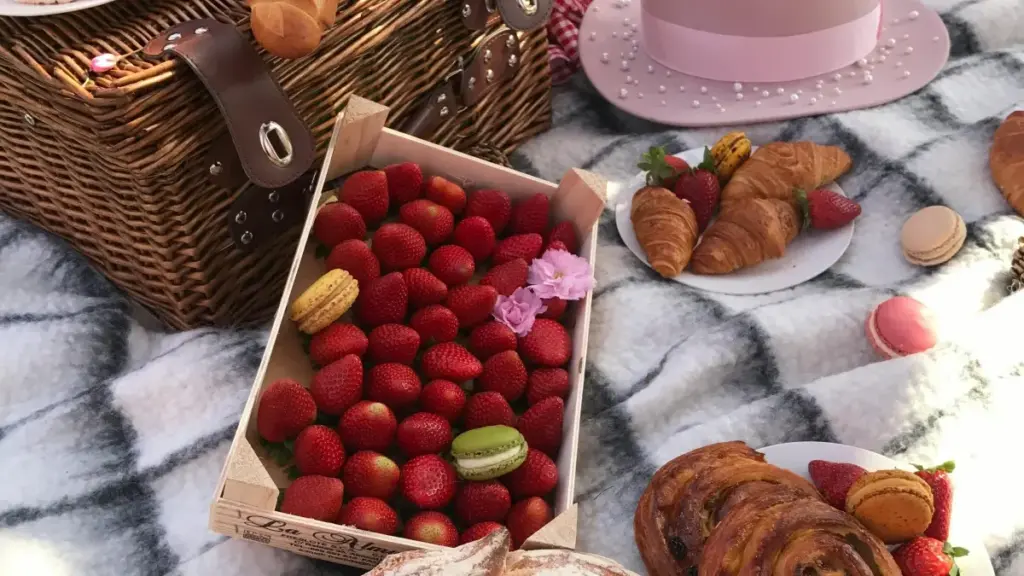 Guide pratique pour créateurs en Côte d'Ivoire: comment approcher marques thaïlandaises sur Viber, partager lieux locaux cachés, et convertir collabs en voyages et contenu viral.