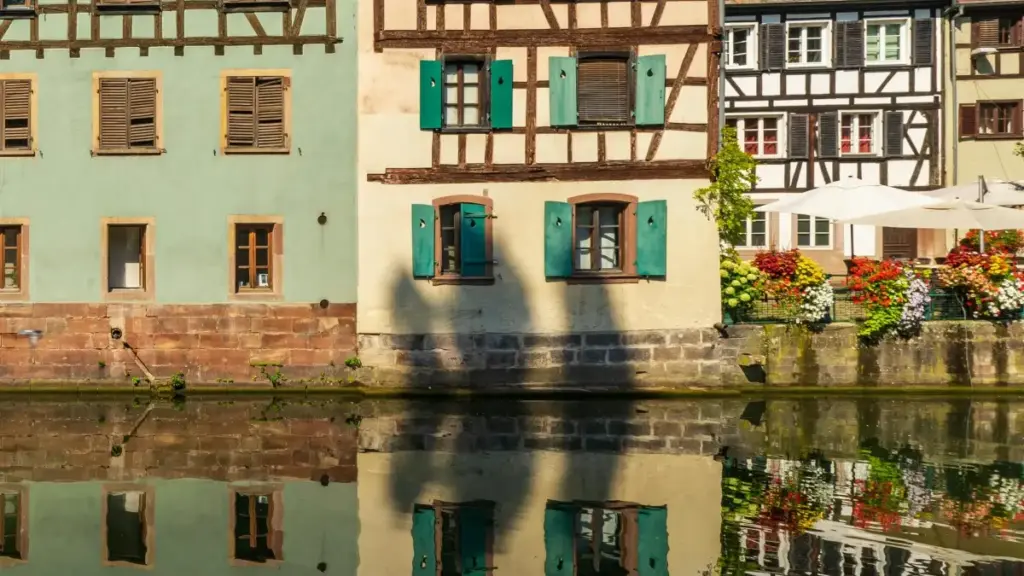 Guide pratique pour créateurs en Côte d'Ivoire: comment identifier, contacter et convaincre marques bahreïnies sur Twitter pour organiser démonstrations live.