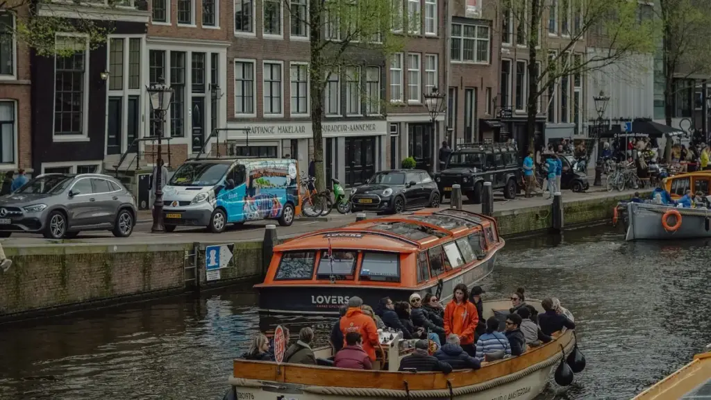 Guide pratique pour annonceurs en Côte d'Ivoire qui veulent recruter créateurs indiens sur Twitter et toucher niches pour essais SaaS, avec tactiques, outils et calendrier localisé.