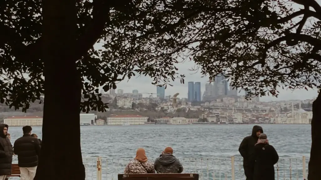 "Guide pratique pour annonceurs en Côte d'Ivoire: stratégies locales pour repérer et collaborer avec créateurs KakaoTalk au Venezuela, ciblant fans de musique via contenu d'influence."